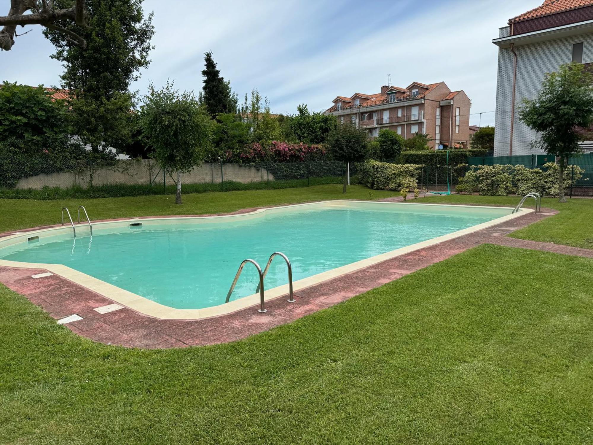 Garaje Y Piscina Comunitaria! Apartment Суансес Екстериор снимка